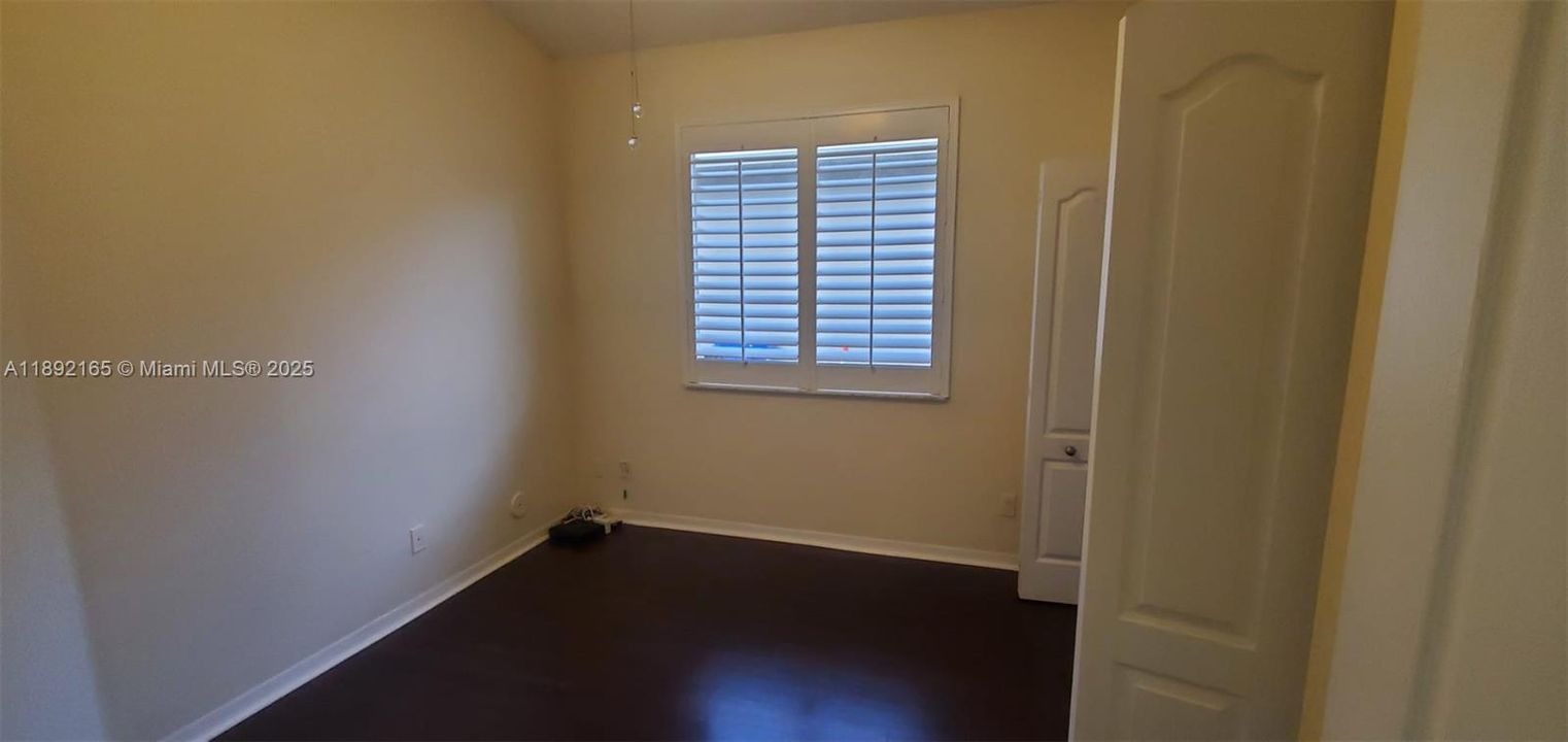 合同活跃: $3,800 (3 贝兹, 2 浴室, 1691 平方英尺)