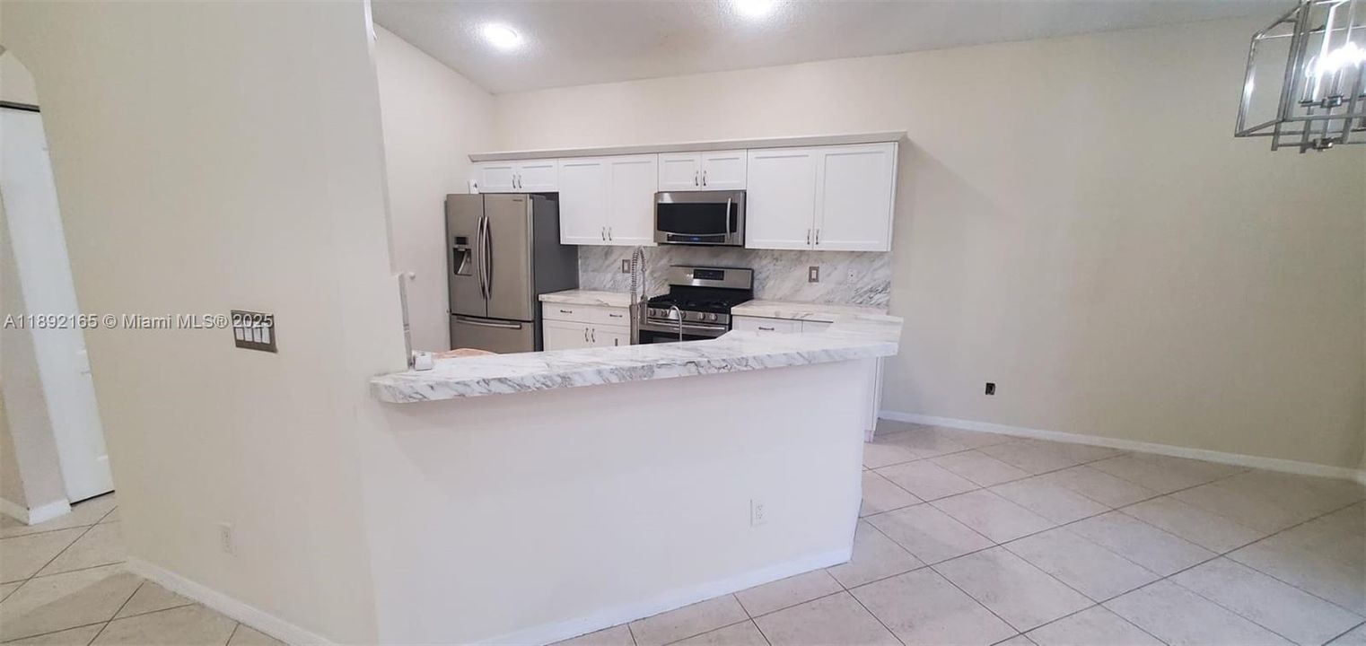 合同活跃: $3,800 (3 贝兹, 2 浴室, 1691 平方英尺)