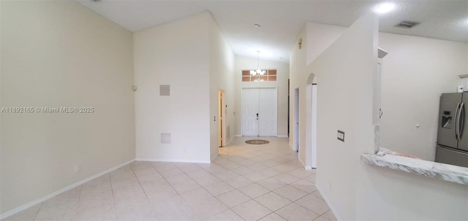 合同活跃: $3,800 (3 贝兹, 2 浴室, 1691 平方英尺)