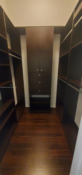 合同活跃: $3,800 (3 贝兹, 2 浴室, 1691 平方英尺)