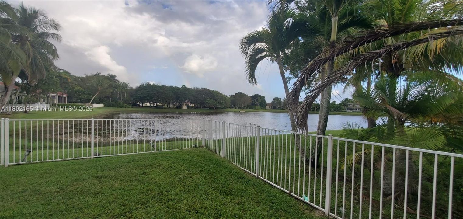 合同活跃: $3,800 (3 贝兹, 2 浴室, 1691 平方英尺)