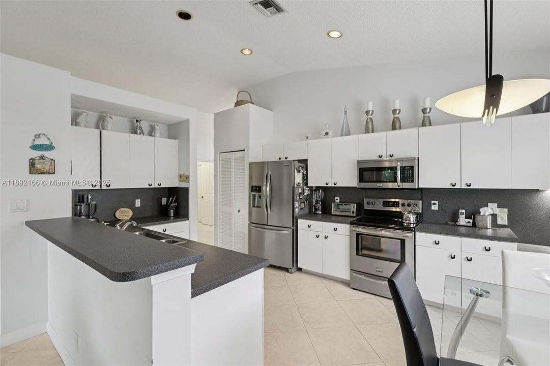 Active With Contract: $529,007 (3 beds, 2 baths, 1918 Square Feet)