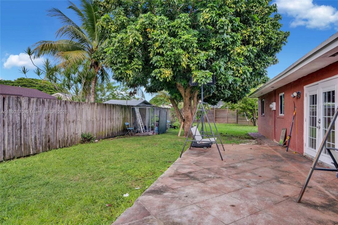 合同活跃: $3,300 (4 贝兹, 2 浴室, 1430 平方英尺)