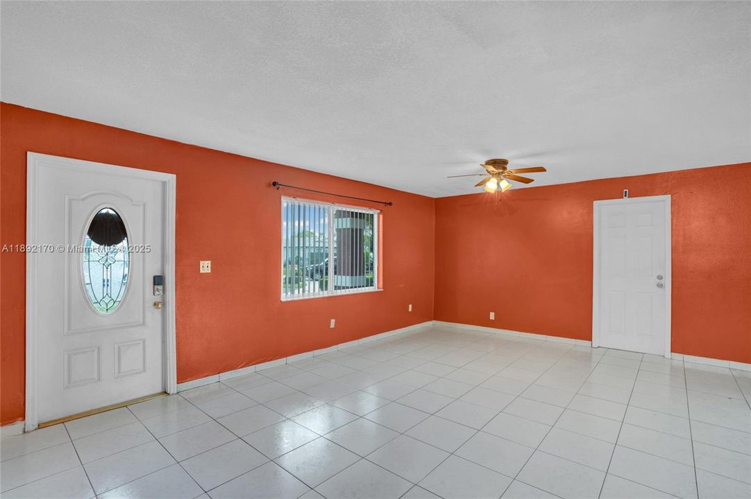 合同活跃: $3,300 (4 贝兹, 2 浴室, 1430 平方英尺)