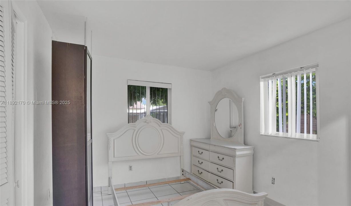 合同活跃: $3,300 (4 贝兹, 2 浴室, 1430 平方英尺)