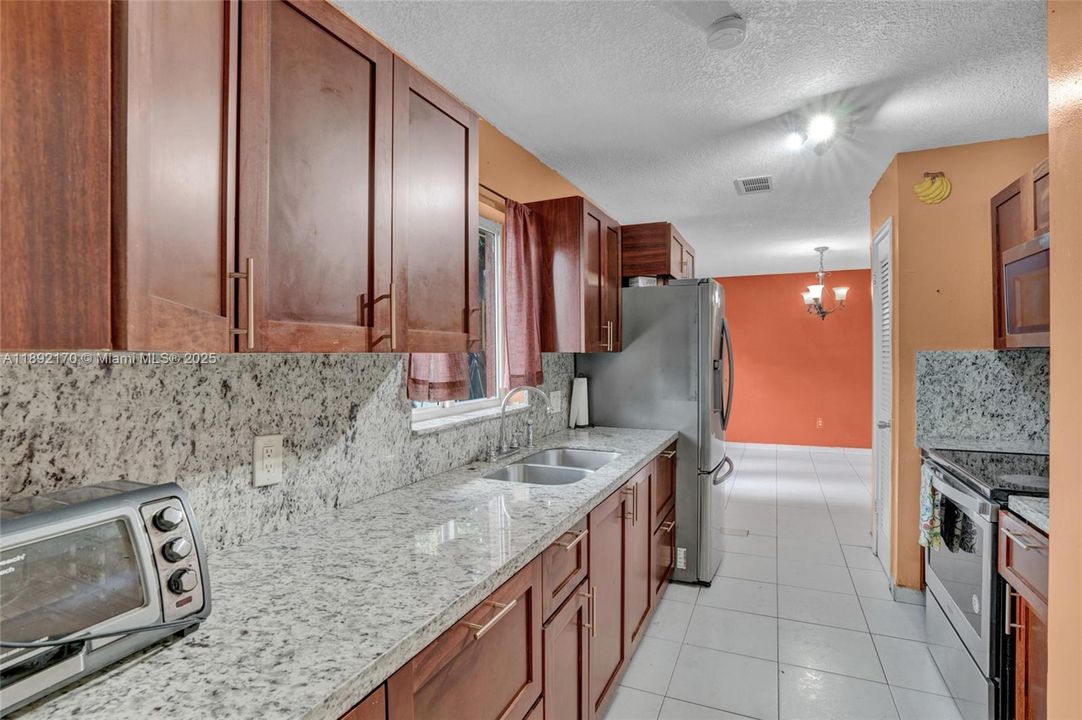 合同活跃: $3,300 (4 贝兹, 2 浴室, 1430 平方英尺)