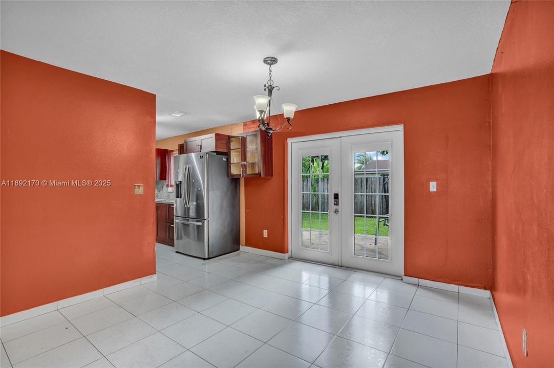 合同活跃: $3,300 (4 贝兹, 2 浴室, 1430 平方英尺)