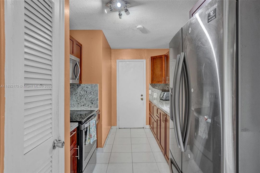 合同活跃: $3,300 (4 贝兹, 2 浴室, 1430 平方英尺)