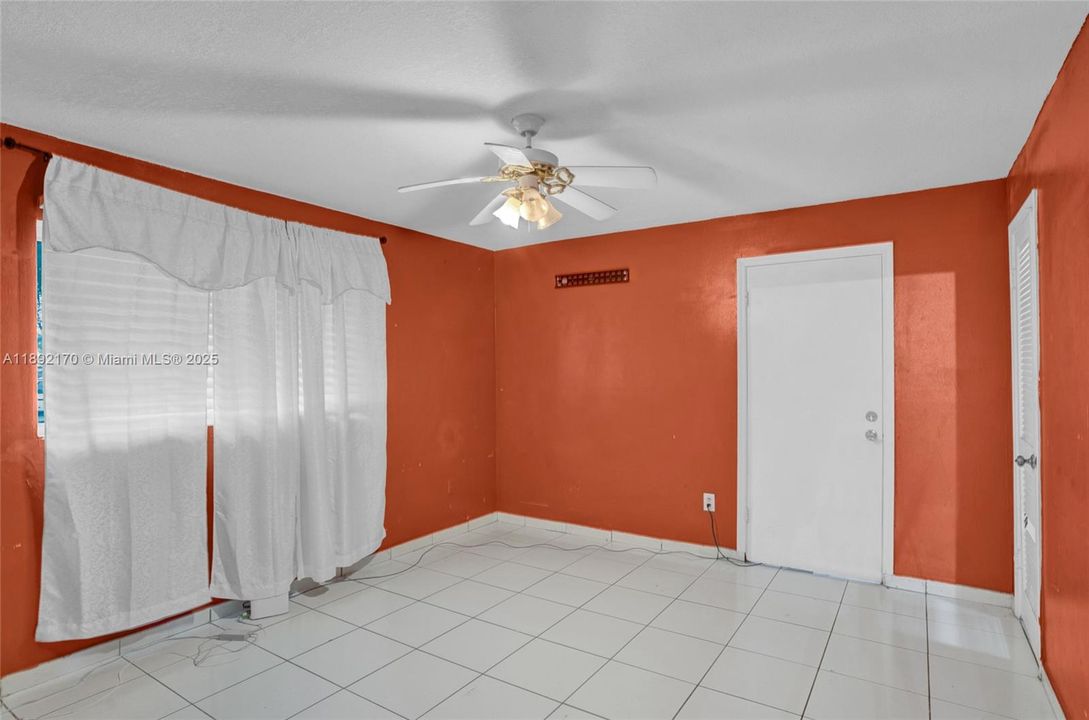 合同活跃: $3,300 (4 贝兹, 2 浴室, 1430 平方英尺)