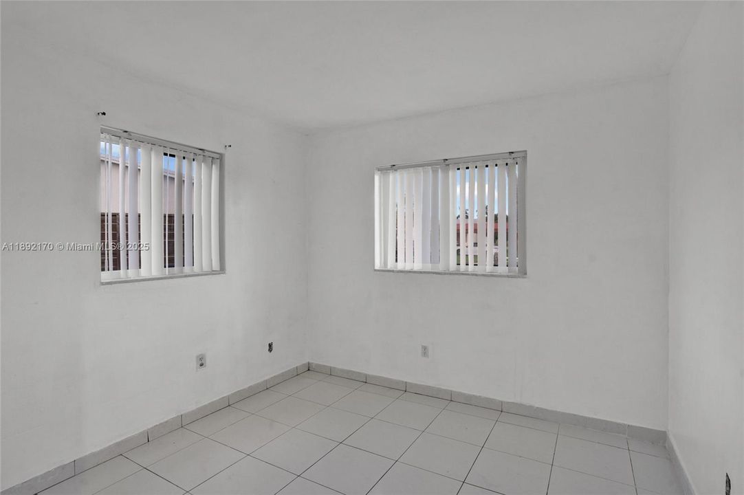 合同活跃: $3,300 (4 贝兹, 2 浴室, 1430 平方英尺)