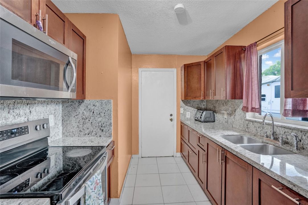 合同活跃: $3,300 (4 贝兹, 2 浴室, 1430 平方英尺)