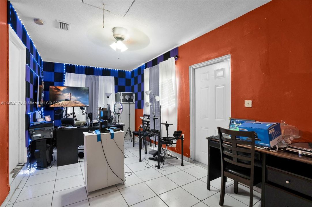 合同活跃: $3,300 (4 贝兹, 2 浴室, 1430 平方英尺)