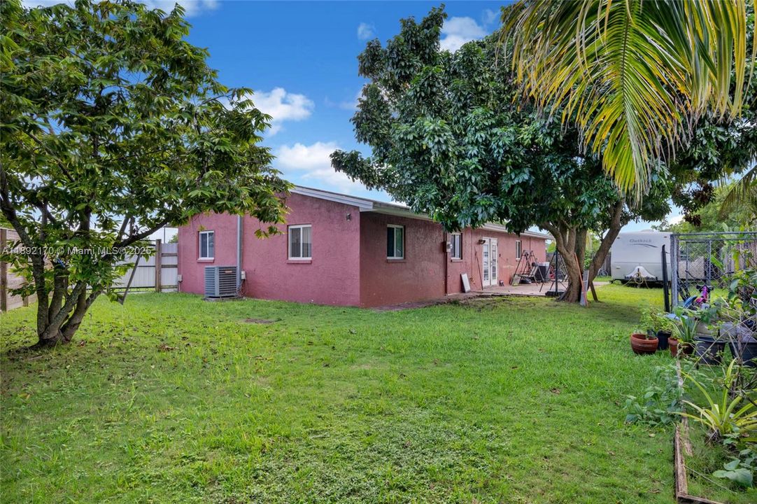 合同活跃: $3,300 (4 贝兹, 2 浴室, 1430 平方英尺)