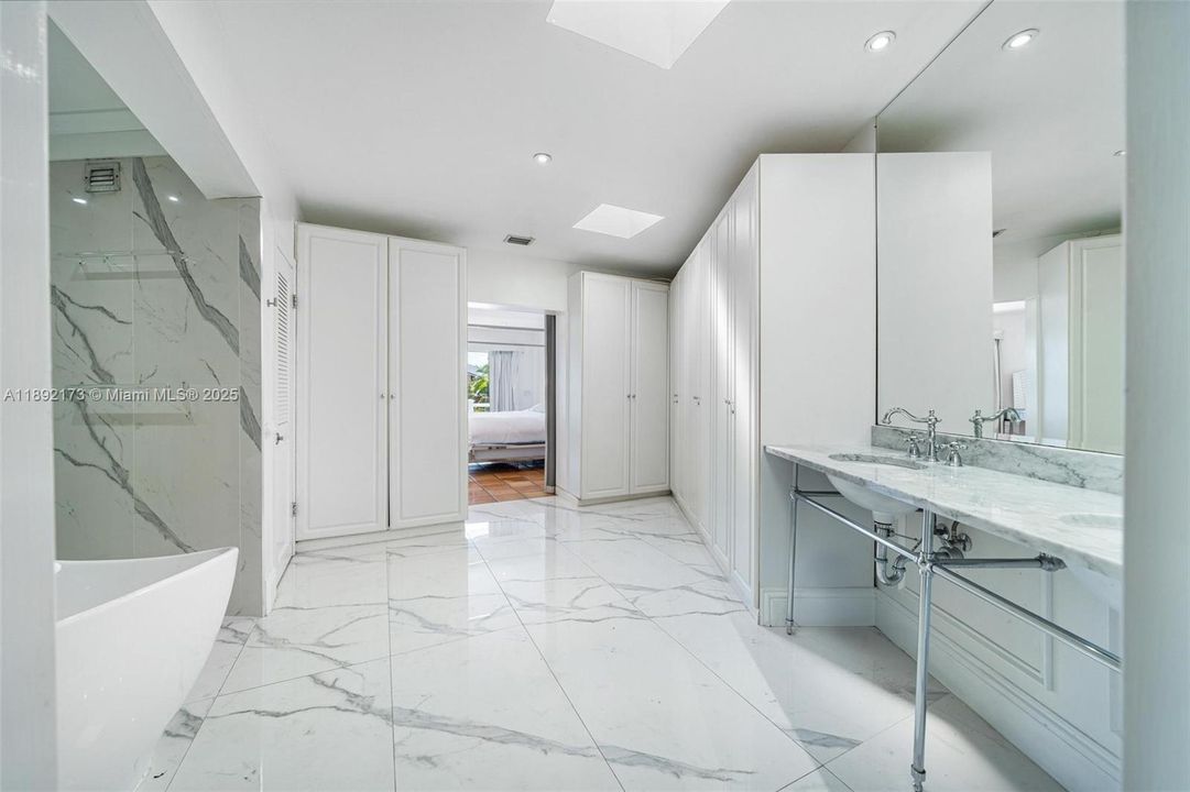 For Sale: $5,450,000 (4 beds, 4 baths, 3899 Square Feet)