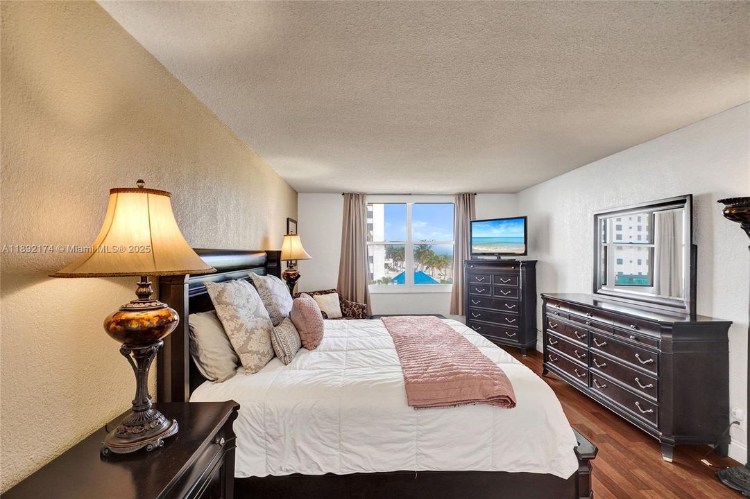 Active With Contract: $5,500 (2 beds, 2 baths, 1198 Square Feet)