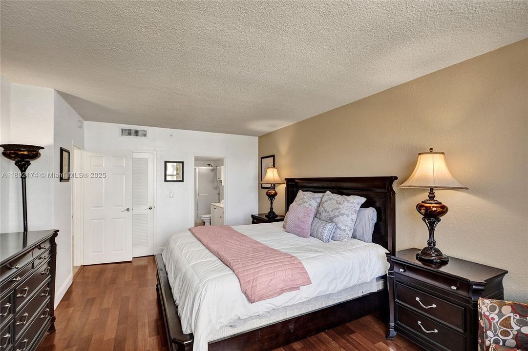 Active With Contract: $5,500 (2 beds, 2 baths, 1198 Square Feet)