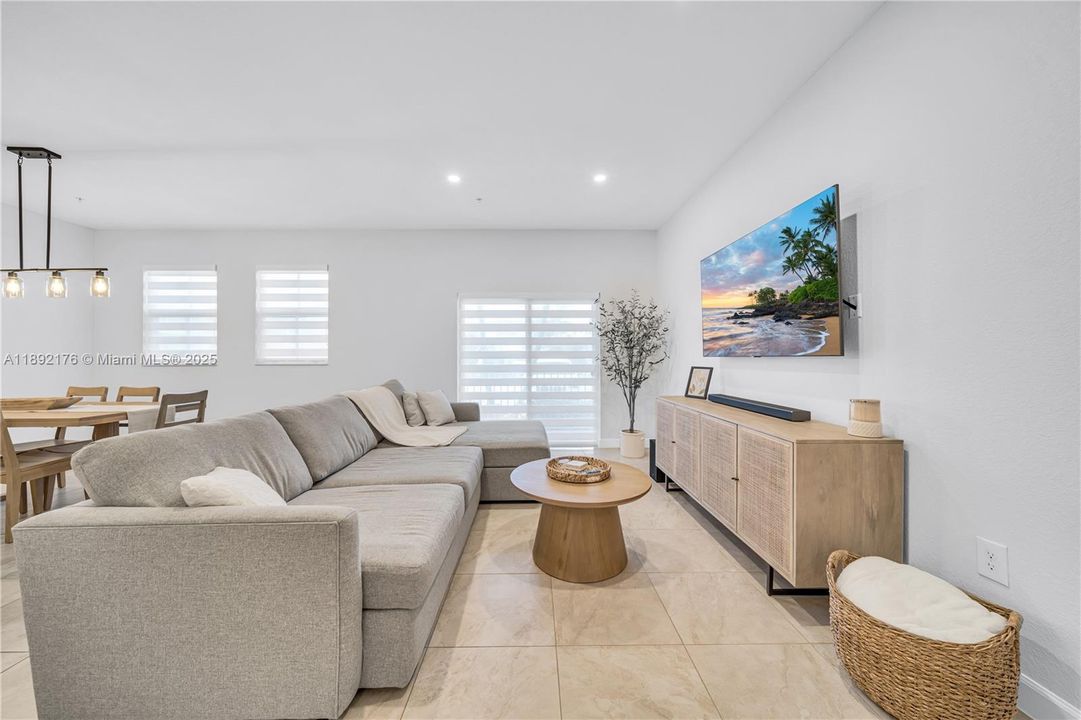 Active With Contract: $435,000 (3 beds, 2 baths, 1270 Square Feet)