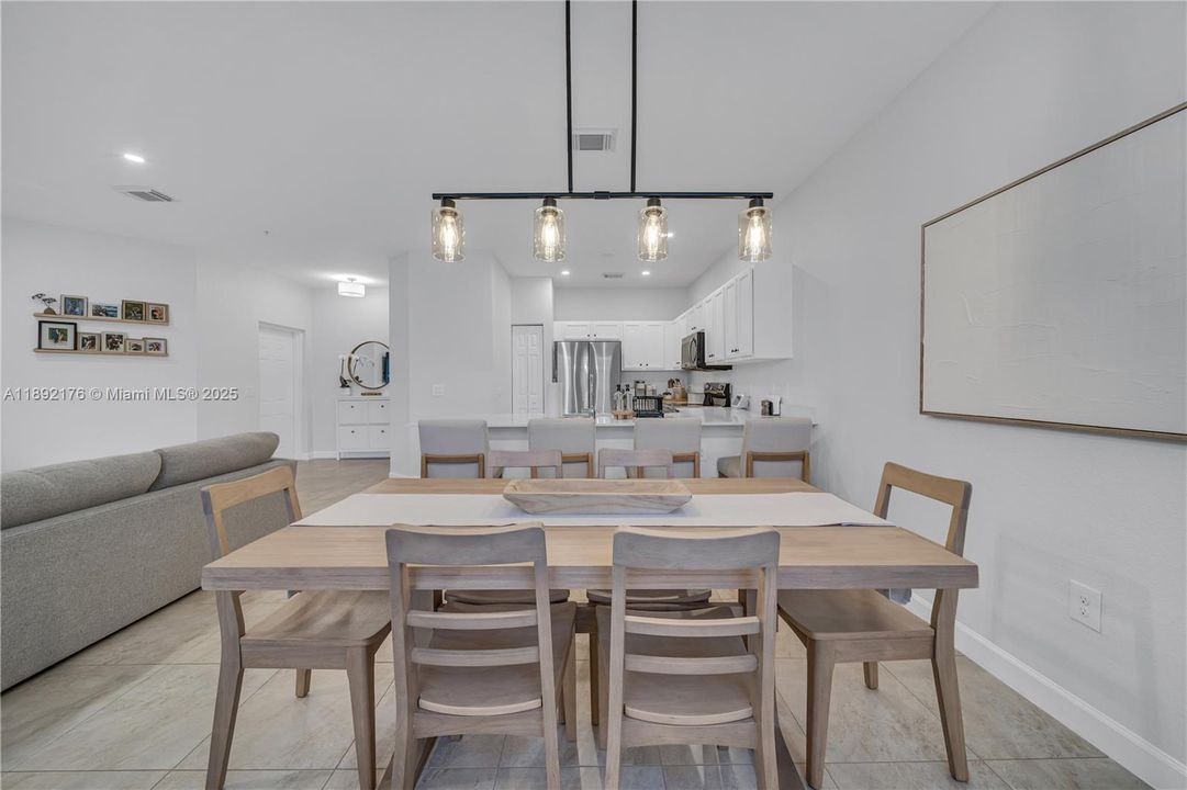 Active With Contract: $435,000 (3 beds, 2 baths, 1270 Square Feet)