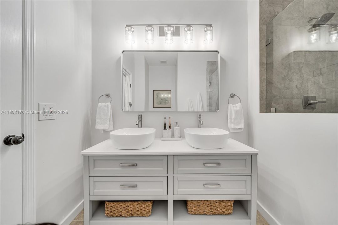 Active With Contract: $435,000 (3 beds, 2 baths, 1270 Square Feet)