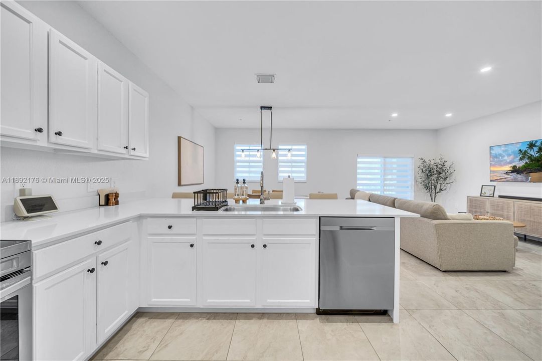 Active With Contract: $435,000 (3 beds, 2 baths, 1270 Square Feet)