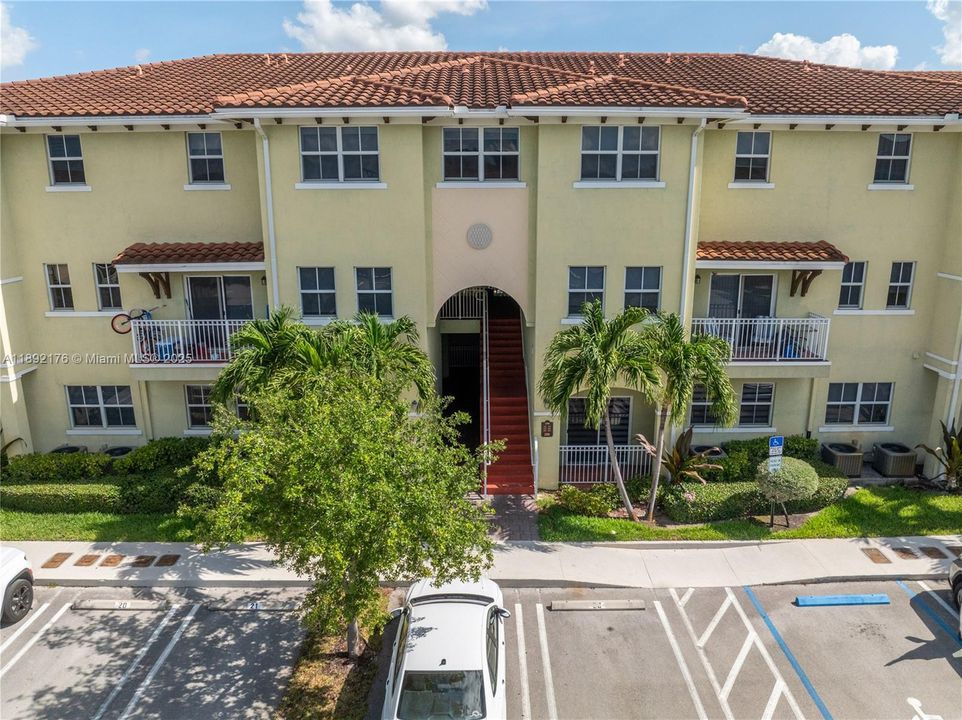 Active With Contract: $435,000 (3 beds, 2 baths, 1270 Square Feet)