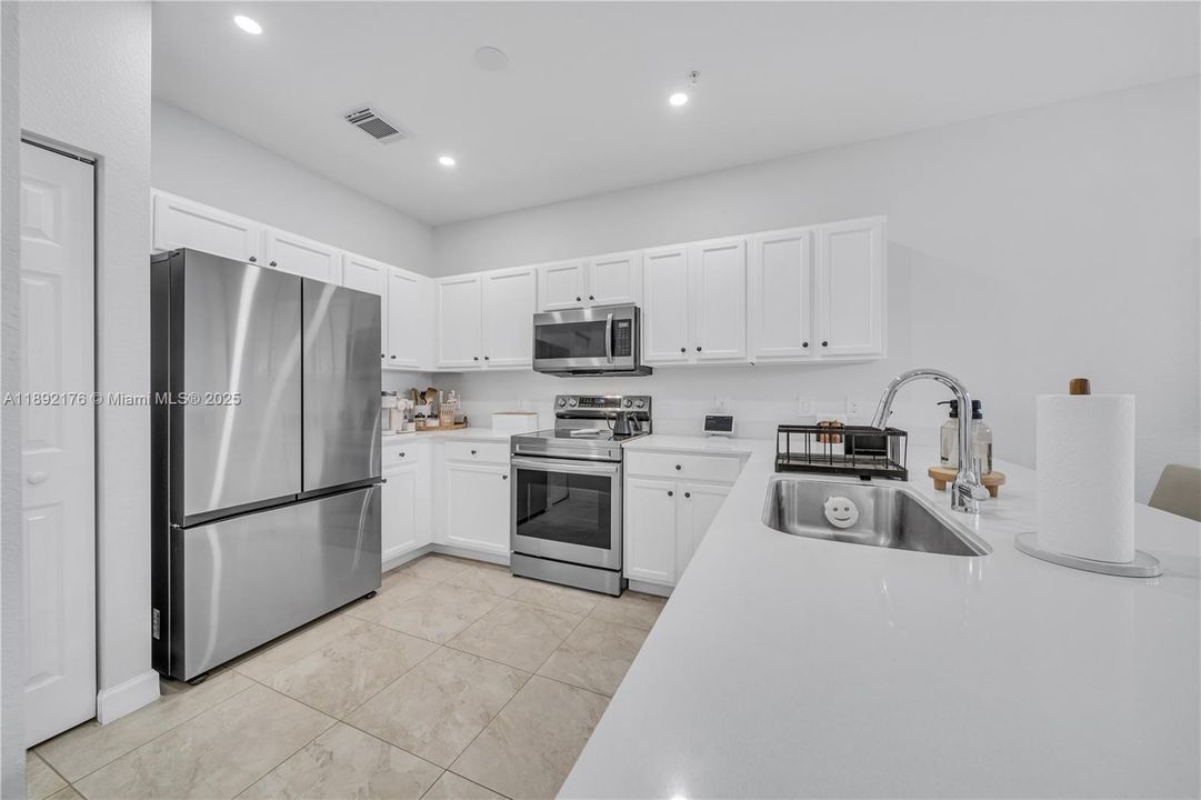 Active With Contract: $435,000 (3 beds, 2 baths, 1270 Square Feet)