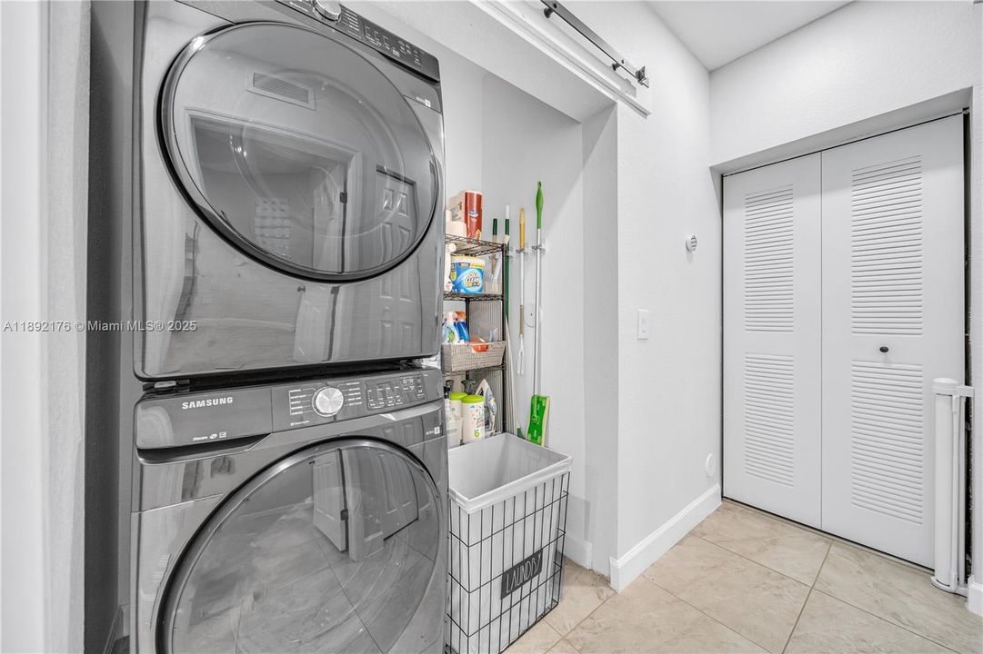 Active With Contract: $435,000 (3 beds, 2 baths, 1270 Square Feet)