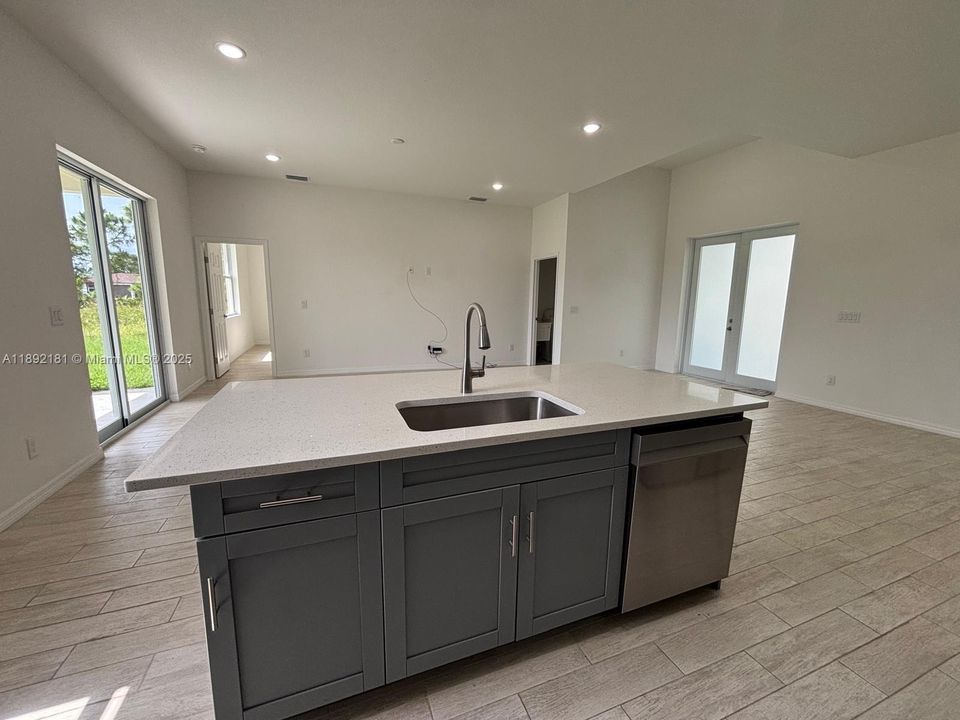 最近租的: $2,200 (4 贝兹, 2 浴室, 0 平方英尺)