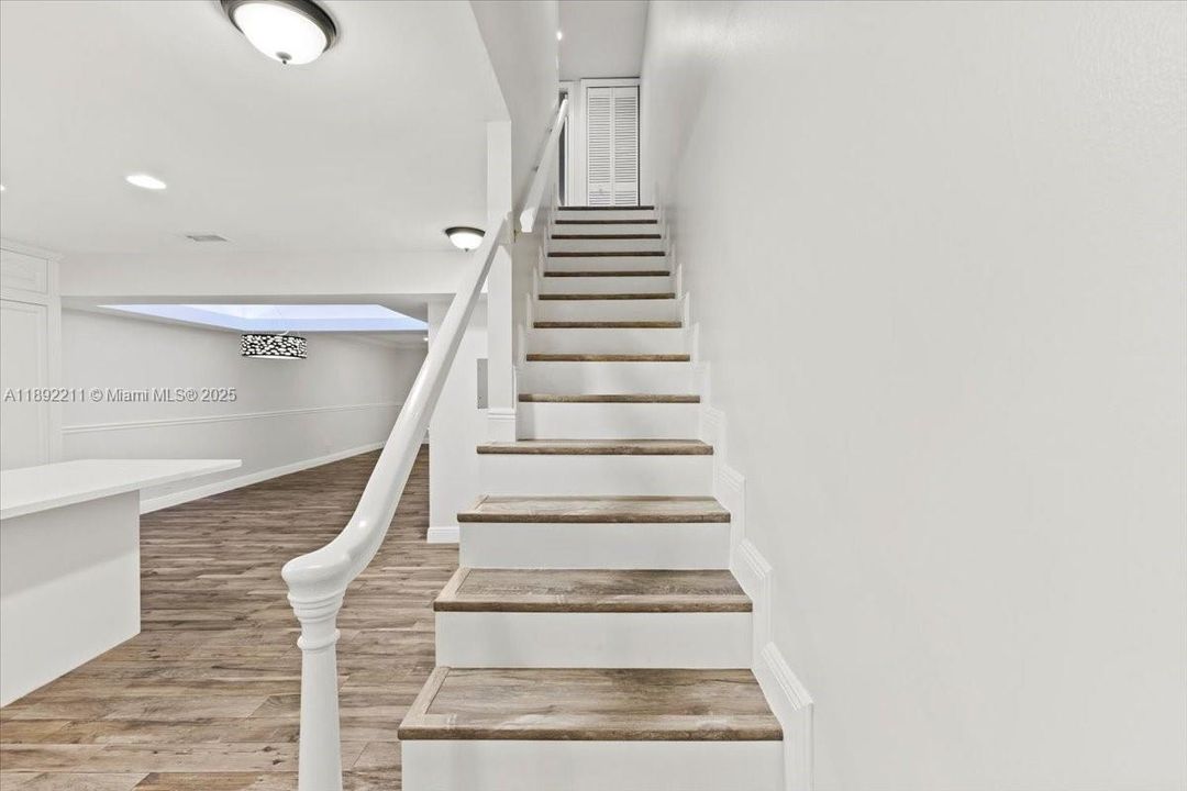 合同活跃: $439,900 (3 贝兹, 3 浴室, 2175 平方英尺)