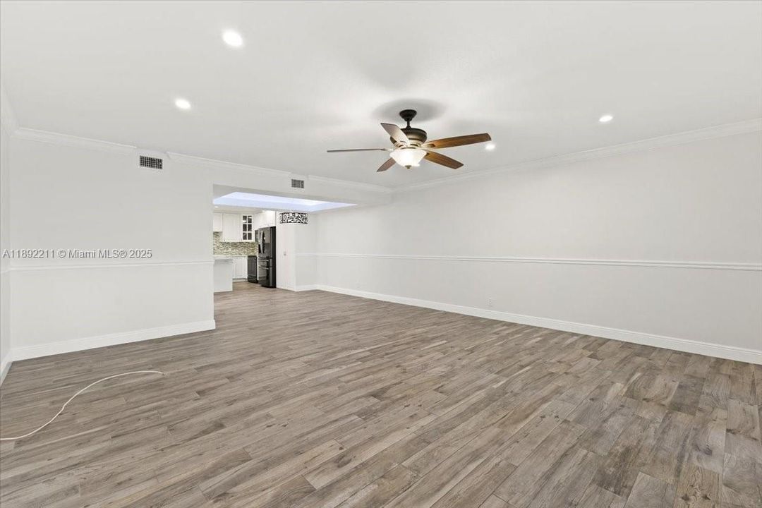 合同活跃: $439,900 (3 贝兹, 3 浴室, 2175 平方英尺)