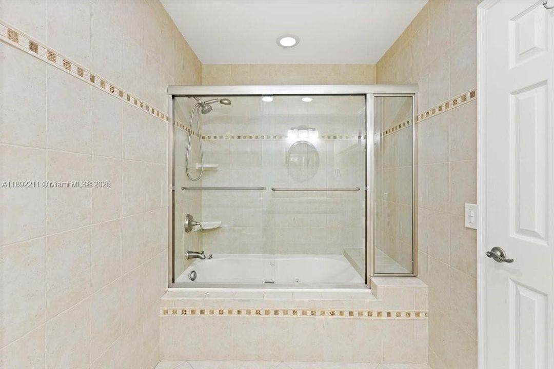 合同活跃: $439,900 (3 贝兹, 3 浴室, 2175 平方英尺)