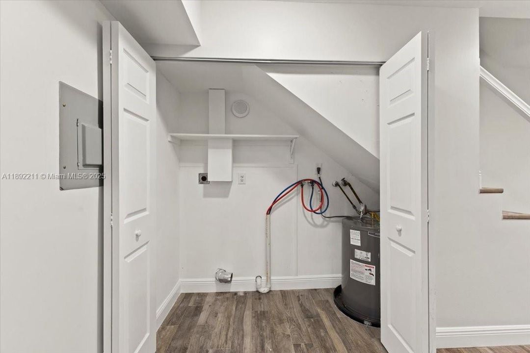 合同活跃: $439,900 (3 贝兹, 3 浴室, 2175 平方英尺)