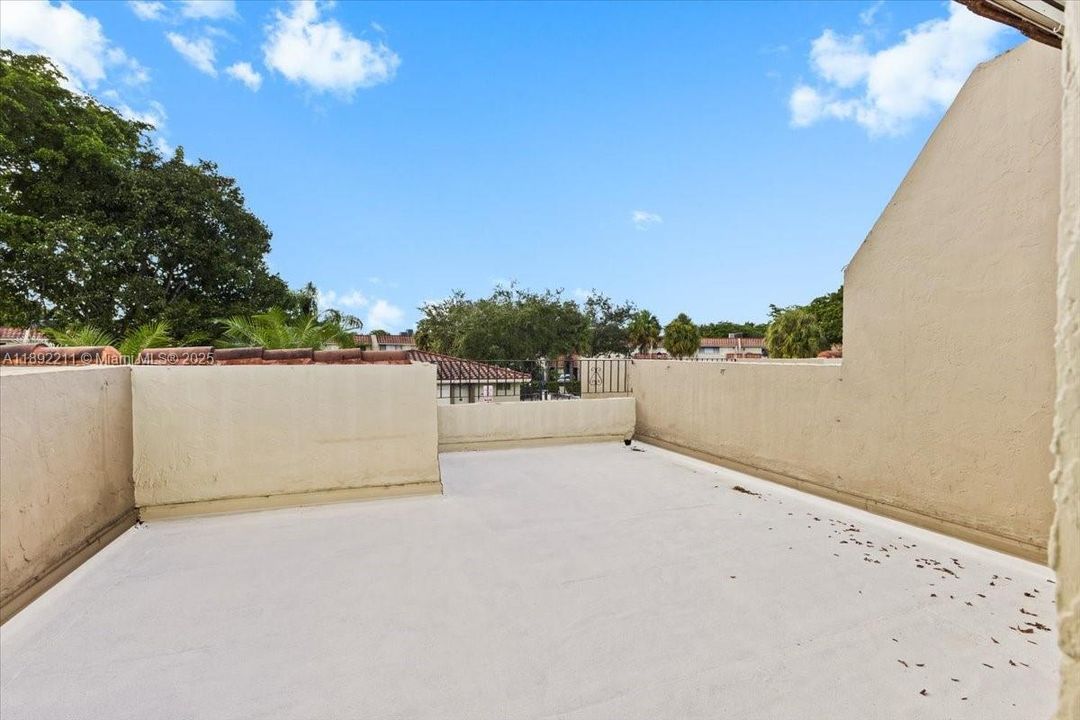 2nd floor Balcony/Patio space