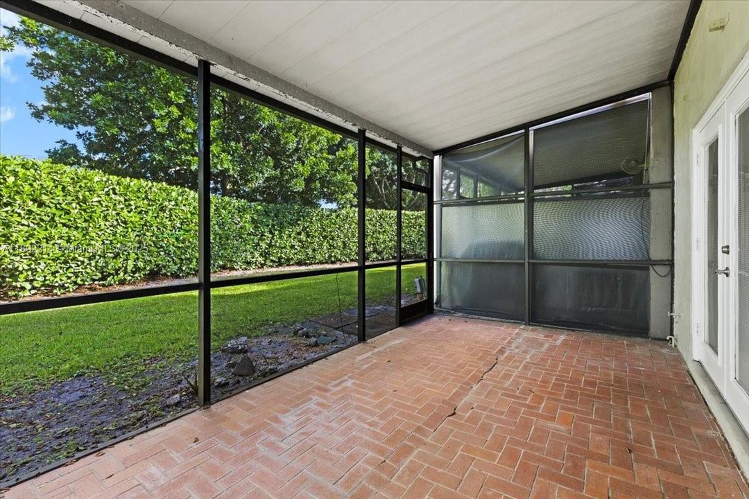 合同活跃: $439,900 (3 贝兹, 3 浴室, 2175 平方英尺)