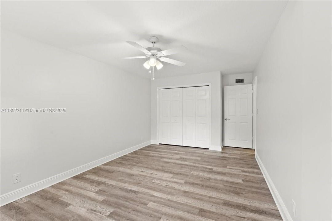 合同活跃: $439,900 (3 贝兹, 3 浴室, 2175 平方英尺)