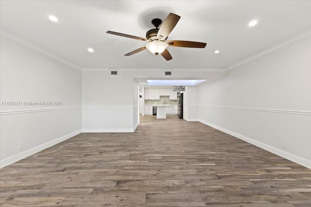 合同活跃: $439,900 (3 贝兹, 3 浴室, 2175 平方英尺)