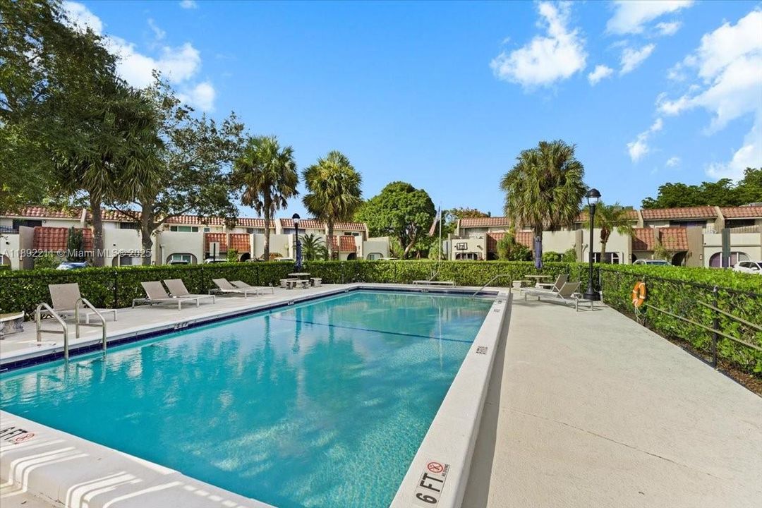 合同活跃: $439,900 (3 贝兹, 3 浴室, 2175 平方英尺)