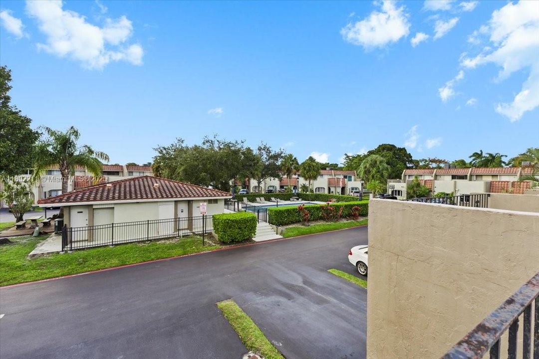 合同活跃: $439,900 (3 贝兹, 3 浴室, 2175 平方英尺)