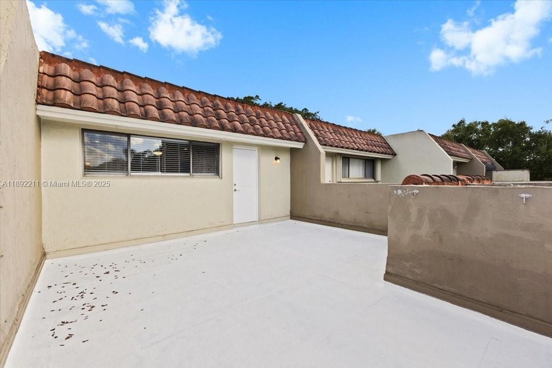2nd floor Balcony/Patio space