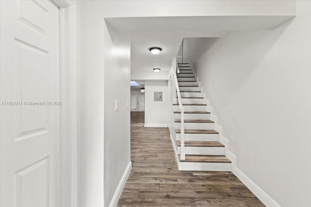 合同活跃: $439,900 (3 贝兹, 3 浴室, 2175 平方英尺)