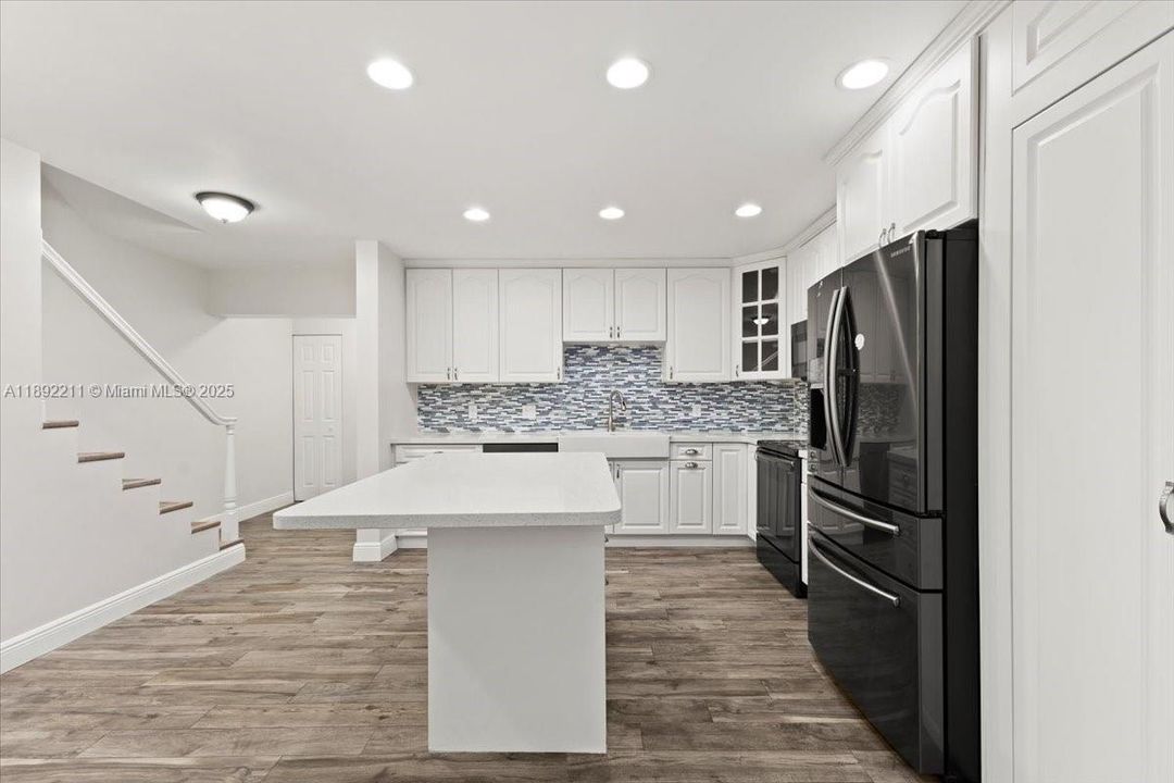 合同活跃: $439,900 (3 贝兹, 3 浴室, 2175 平方英尺)