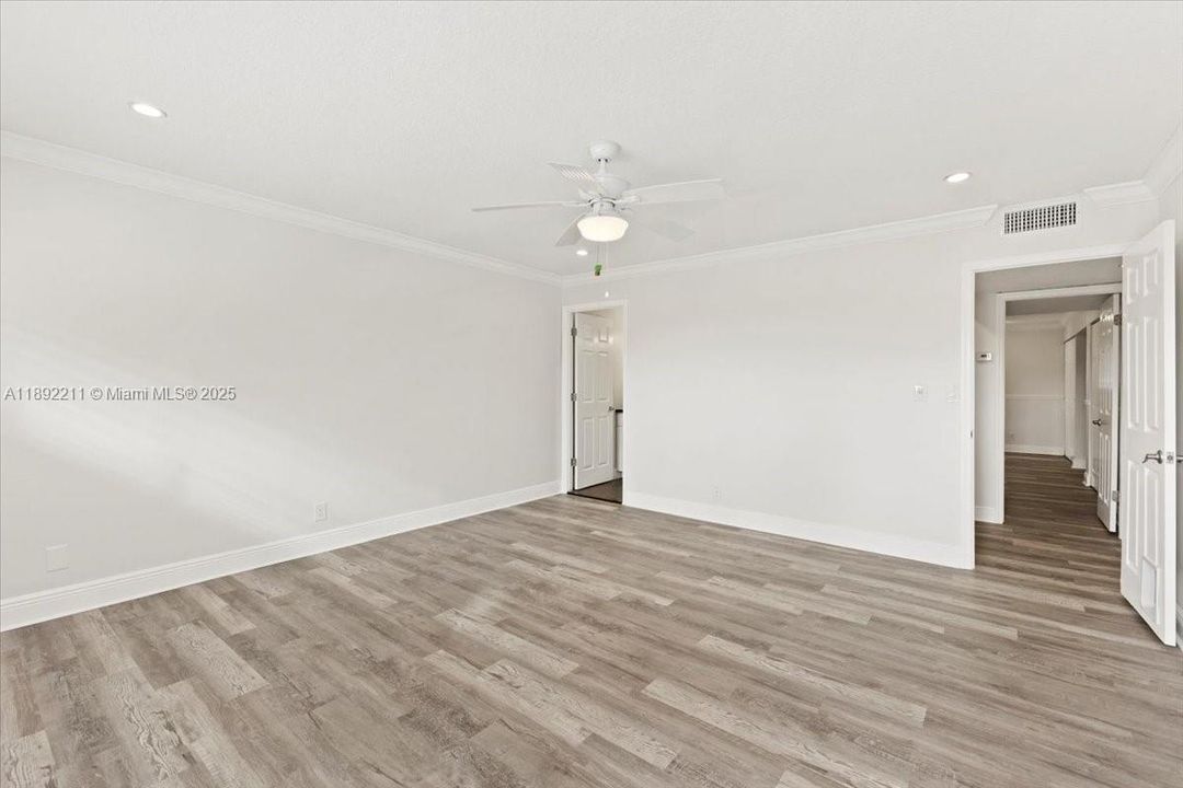 合同活跃: $439,900 (3 贝兹, 3 浴室, 2175 平方英尺)