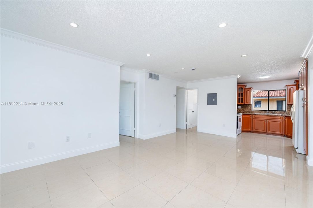 合同活跃: $265,000 (2 贝兹, 2 浴室, 755 平方英尺)