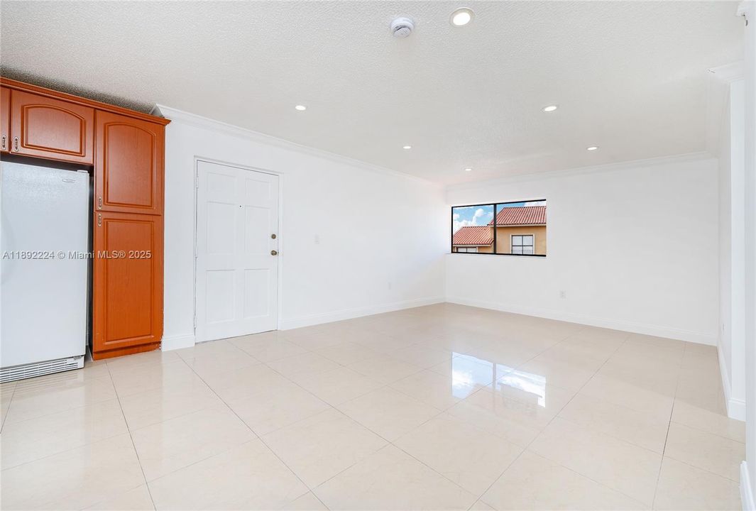 合同活跃: $265,000 (2 贝兹, 2 浴室, 755 平方英尺)