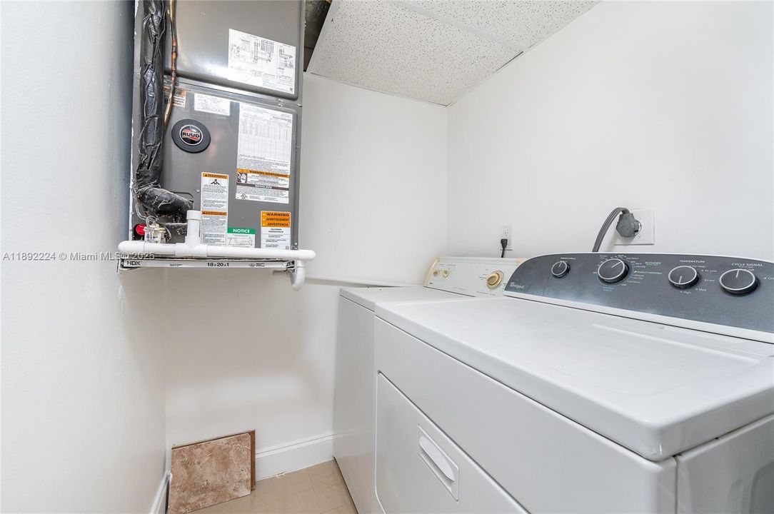 合同活跃: $265,000 (2 贝兹, 2 浴室, 755 平方英尺)