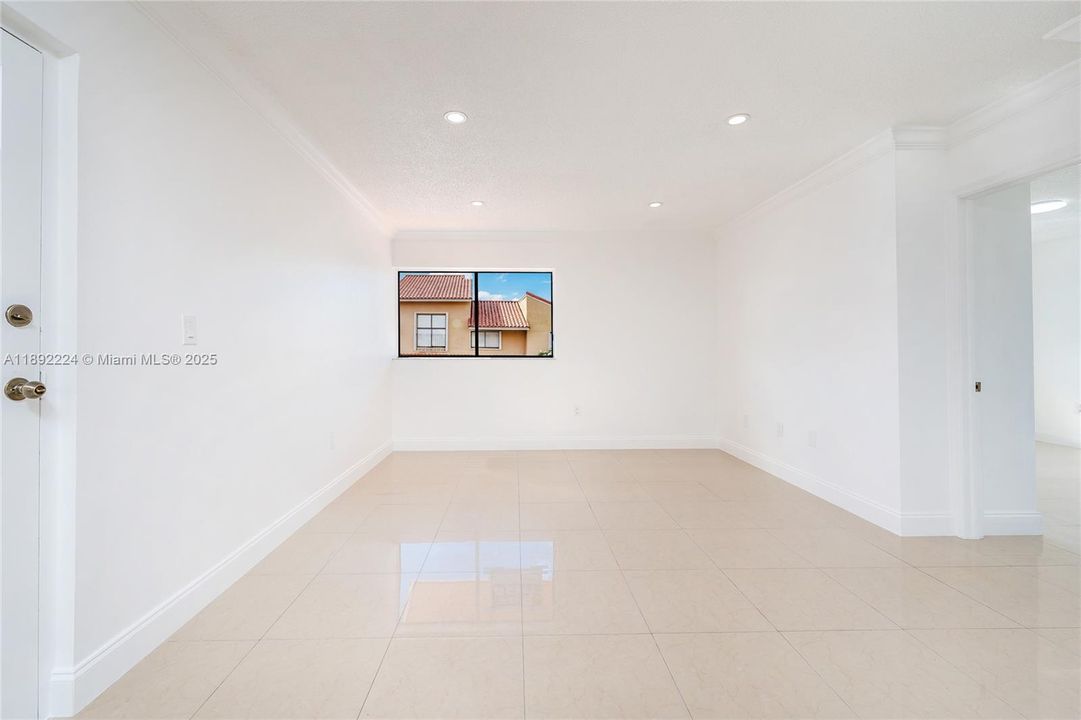 合同活跃: $265,000 (2 贝兹, 2 浴室, 755 平方英尺)