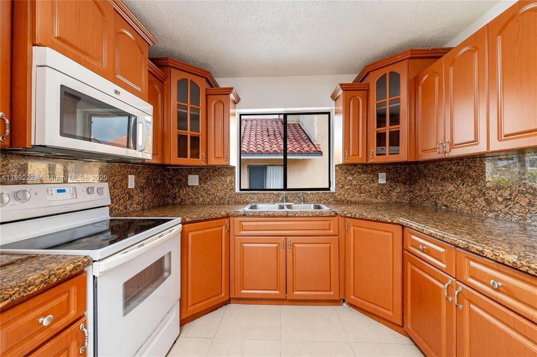 合同活跃: $265,000 (2 贝兹, 2 浴室, 755 平方英尺)