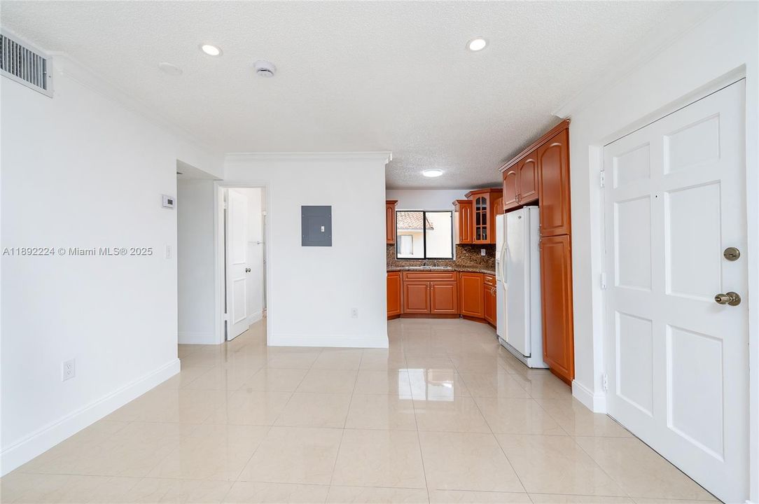 合同活跃: $265,000 (2 贝兹, 2 浴室, 755 平方英尺)