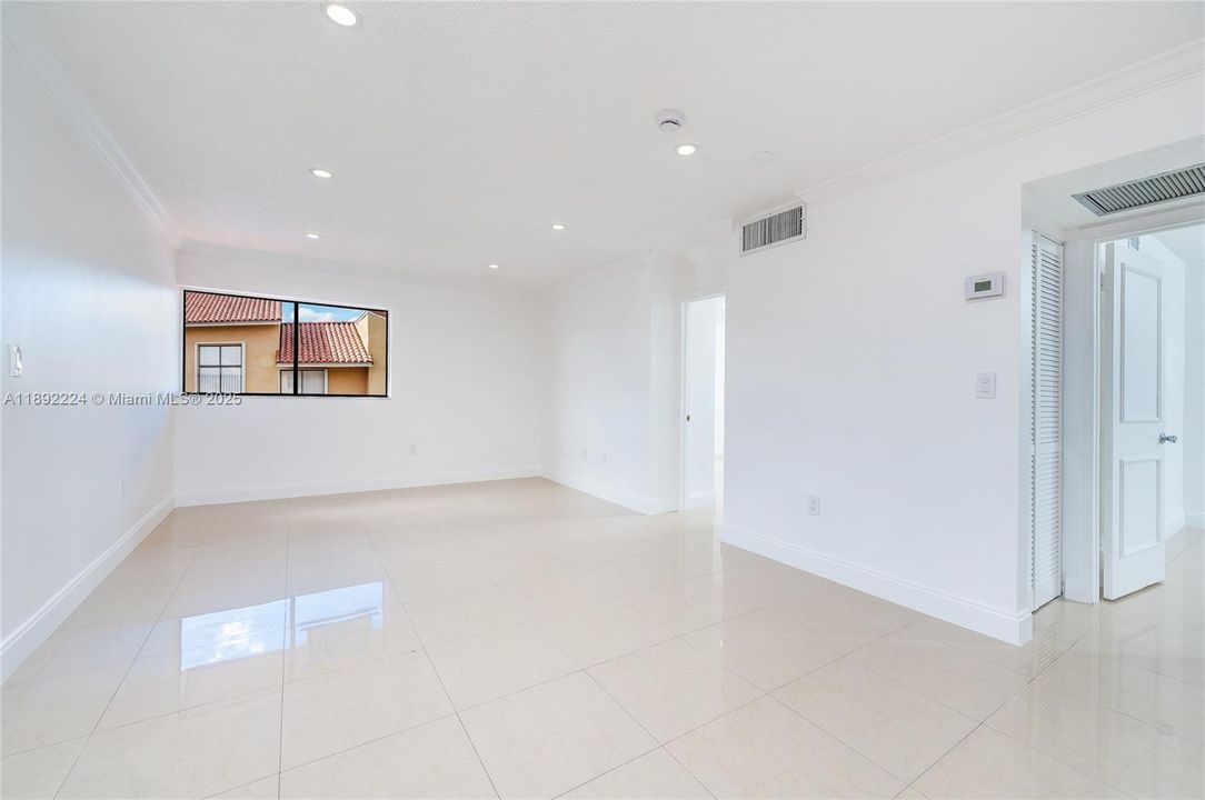 合同活跃: $265,000 (2 贝兹, 2 浴室, 755 平方英尺)