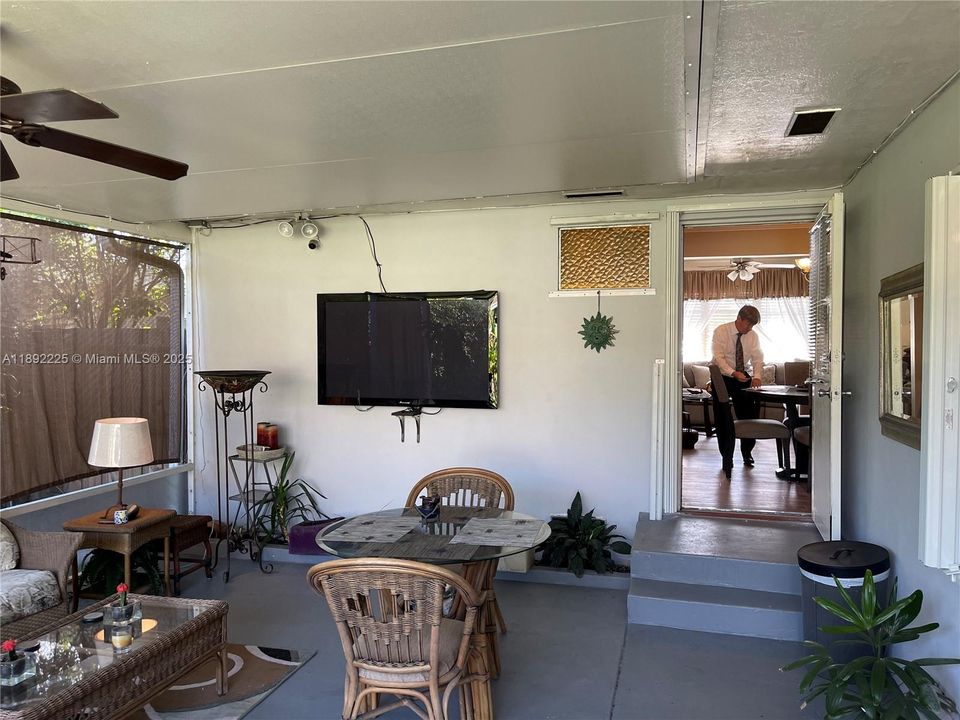 合同活跃: $2,890 (4 贝兹, 1 浴室, 1566 平方英尺)